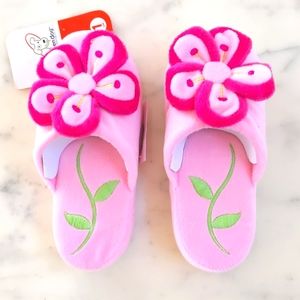 NWT. Girl's 3D Flower fleece slippers.